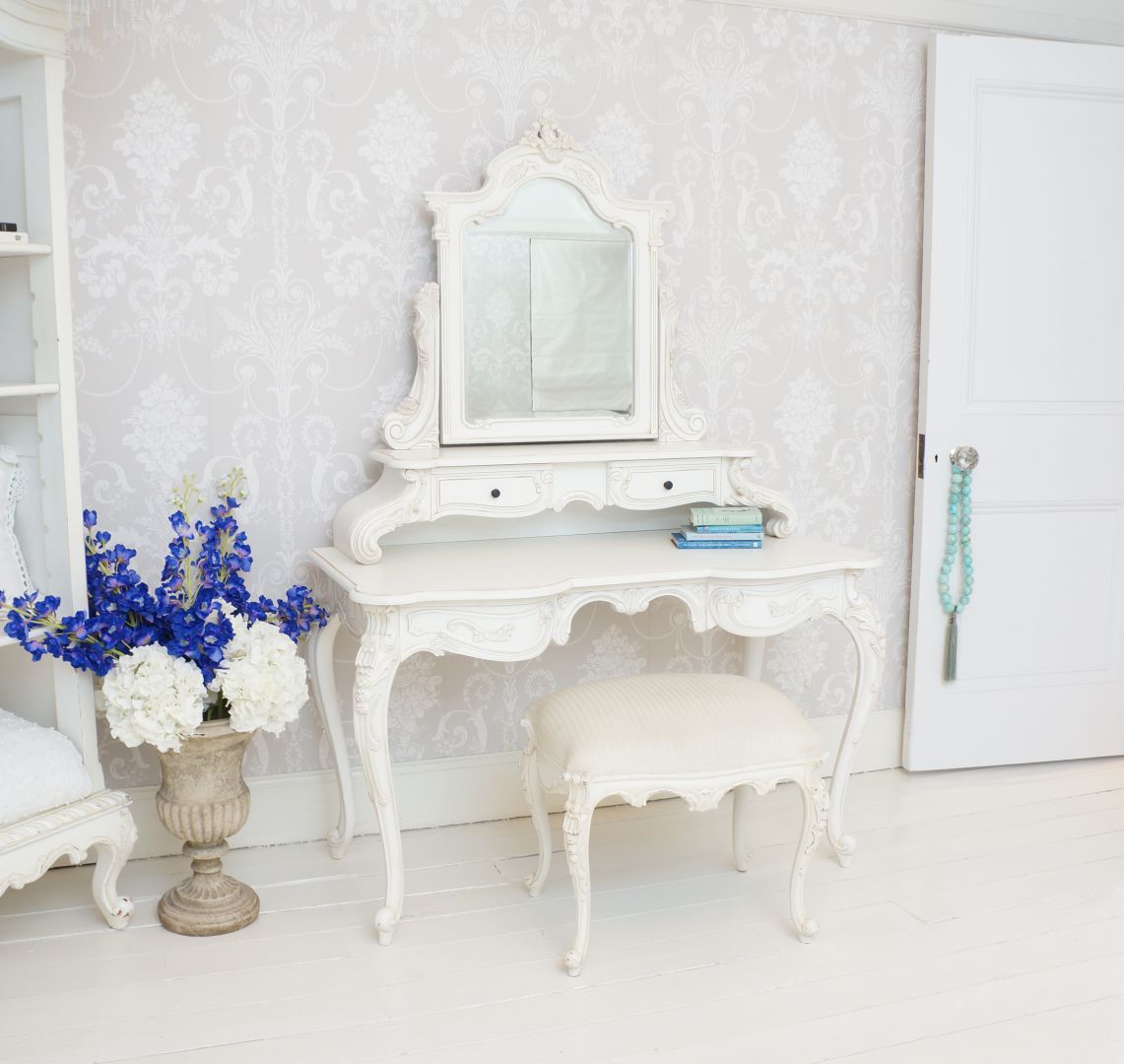 Toaletka Provencal Grande White Dressing Table. Do stylizowanego mebla warto dopasować pięknie obity fotel, krzesło czy prosty taboret lub puf. Fot. The French Bedroom Co