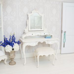 Toaletka Provencal Grande White Dressing Table. Do stylizowanego mebla warto dopasować pięknie obity fotel, krzesło czy prosty taboret lub puf. Fot. The French Bedroom Co