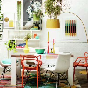 Różne pod względem formy i koloru krzesła ożywią wnętrze jadalni. To modne i ciekawe rozwiązanie. Fot. DFS Furniture