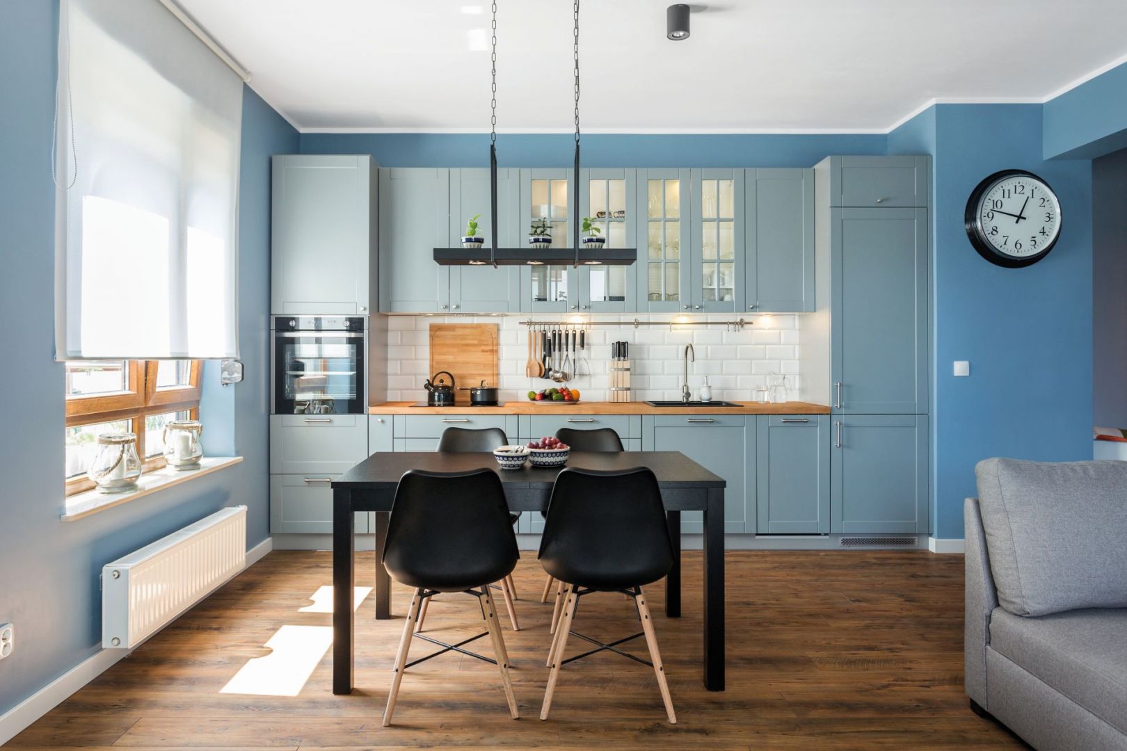 Błękit doskonale prezentuje się w klasycznych aranżacjach kuchennych. Sprawia, że wnętrze jest eleganckie, ale jednocześnie bardzo świeże. Fot. Studio Max Kuchnie