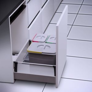 Dolna szafka w kuchni może służyć do przechowywania środków czystości. Segregator Multino. Fot. GTV