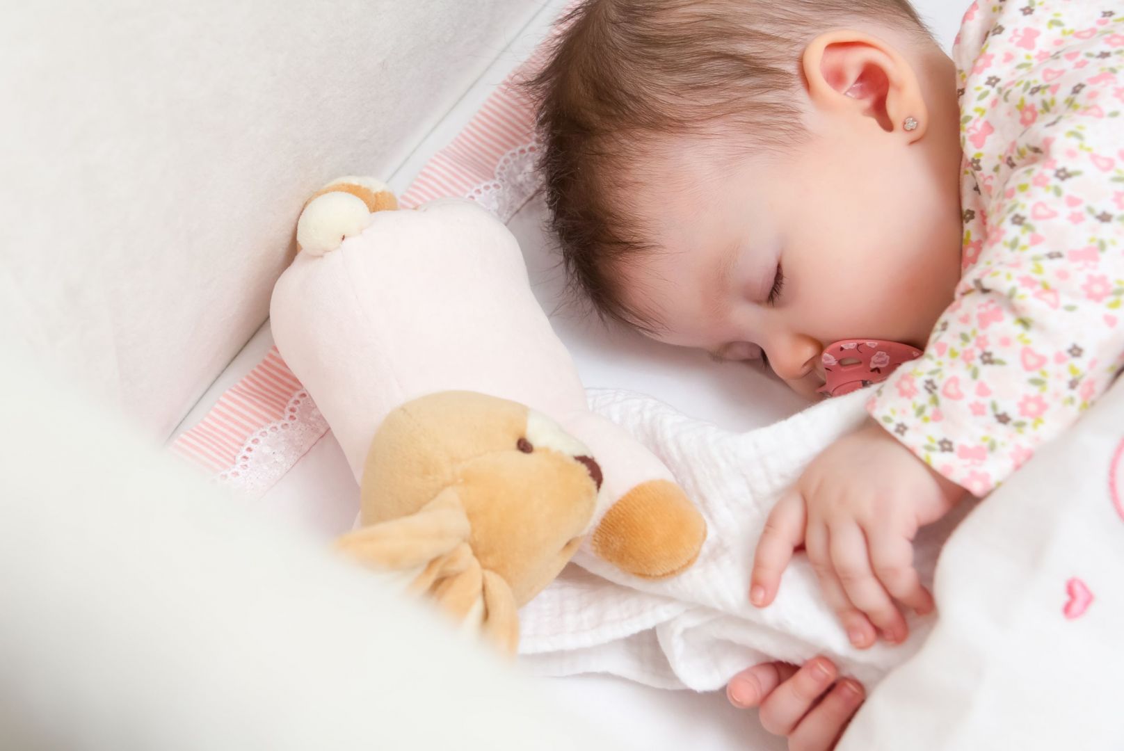 Prawidłowe kształtowanie się kręgosłupa w pierwszych latach życia jest niezwykle ważne. Materac, na którym śpi dziecko, ma na to niebagatelny wpływ. Fot. Materiały prasowe Fabryka Materacy Janpol