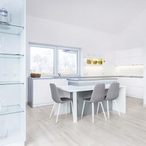 Całkowicie biała kuchnia będzie się prezentować bardzo minimalistycznie. Fot. Max Kuchnie/ Meblox