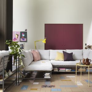 Ekebol to sofa z półką pod siedziskiem. Zapewnia idealnie miejsce do przechowywania książek lub czasopism. Fot. IKEA