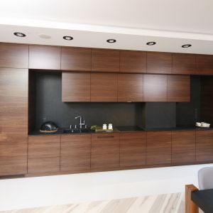 Drewno sprawia, że kuchnie są eleganckie i stylowe. Projekt: Jan Sikora. Fot. Bartosz Jarosz
