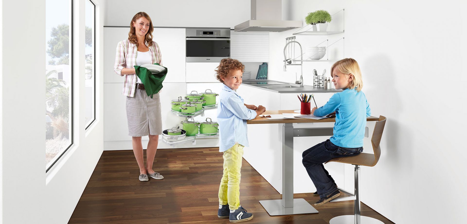 Rozwiązanie ergoAGENTmono może służyć także jako barek śniadaniowy w niedużych kuchniach lub być biurkiem dostosowanym do wzrostu dzieci, które potrzebują miejsca na odrabianie lekcji. Fot. Peka