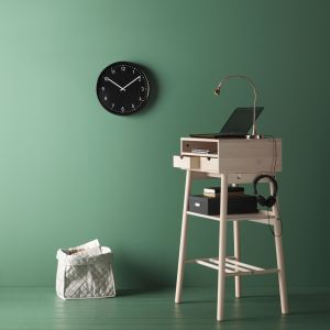 Knotten to biurko do pracy na stojąco, nowoczesna wersja tradycyjnego sekretarzyka. Fot. IKEA