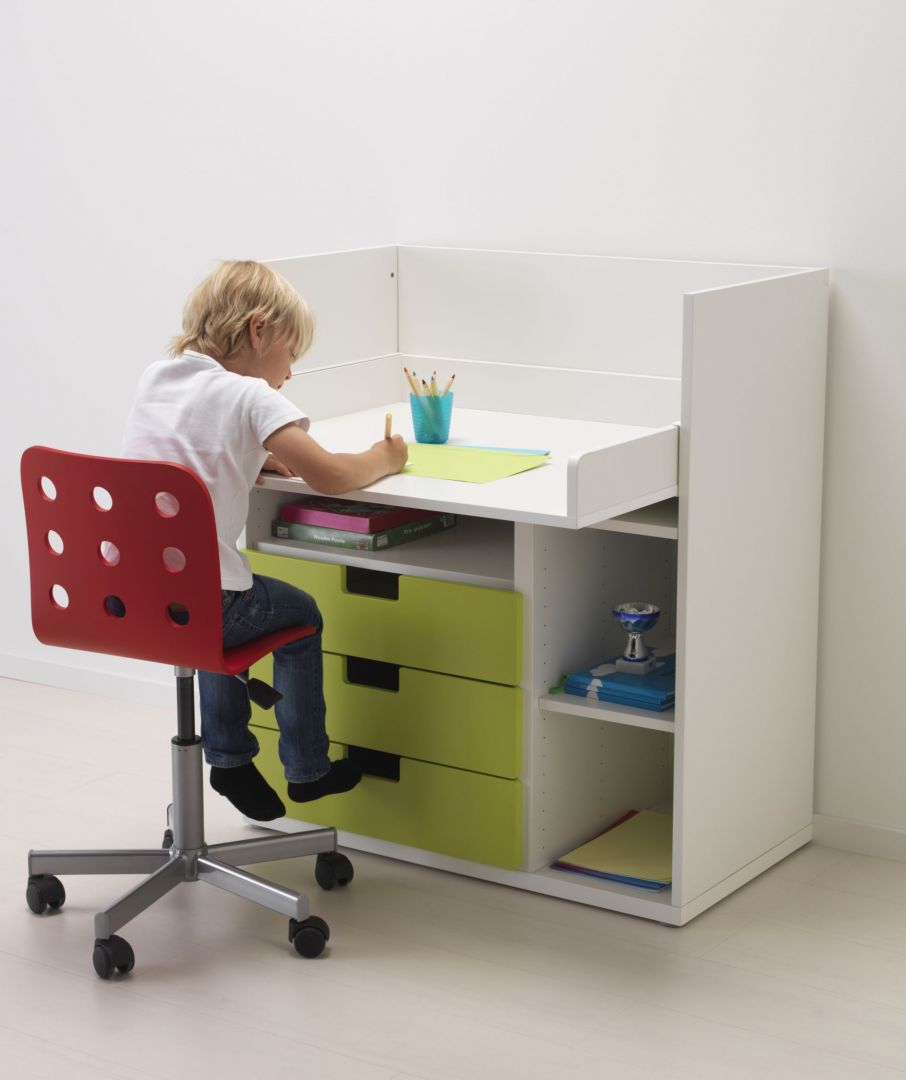 System Stuva dopasowuje się do dzieci. Dawniej przewijak, dziś funkcjonalne biurko. Fot. IKEA