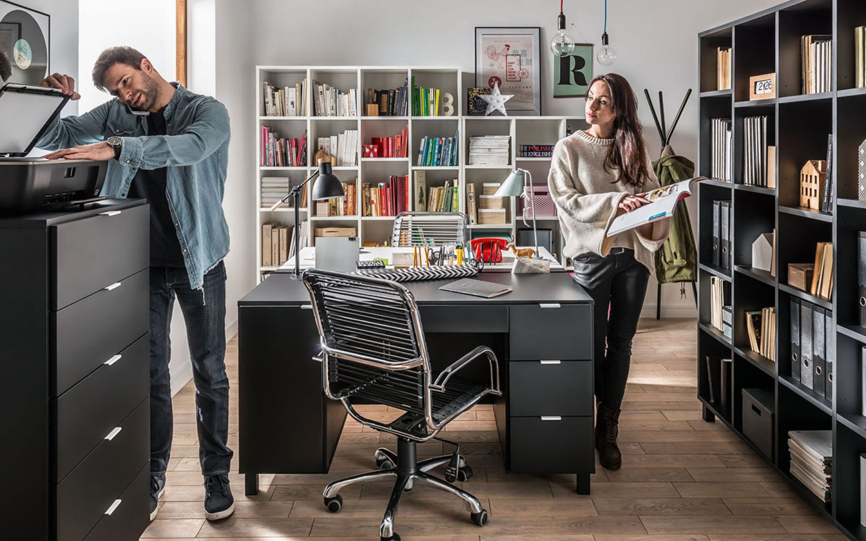 Meble z kolekcji Simple zapewniają wiele miejsca do przechowywania. To doskonałe rozwiązanie do domowego biura. Fot. Vox