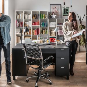 Meble z kolekcji Simple zapewniają wiele miejsca do przechowywania. To doskonałe rozwiązanie do domowego biura. Fot. Vox
