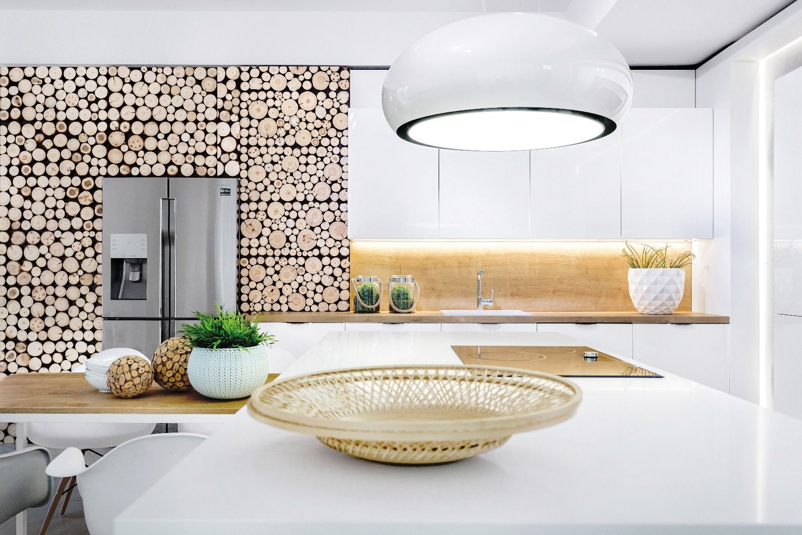 Drewniane elementy wprowadzą do wnętrza kuchni klimat naturalności. Fot. Studio Max Kuchnie/ Vigo
