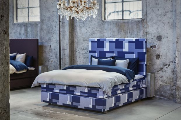 Zainspirowani erą kubizmu, Bernadotte &amp; Kylberg stworzyli łóżko Appaloosa, reinterpretację klasycznego błękitu i bieli Hästens. Przeplatanie się tych barw zaowocowało nowym wzorem, gdzie cztery pola kolorów tworzą graficzną abstrakcj