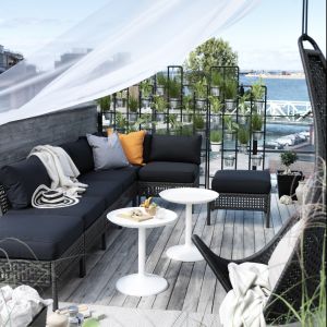 Meble rattanowe nadają się do aranżacji zarówno ogrodów, tarasów, ale także większych balkonów. Fot. IKEA