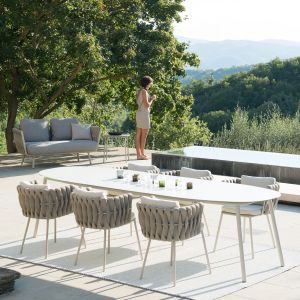Kolekcja Tribu Tosca wyróżnia się nowoczesną formą. Krzesła są lekkie i oferują duży komfort siedzenia. Fot. Go Modern Furniture