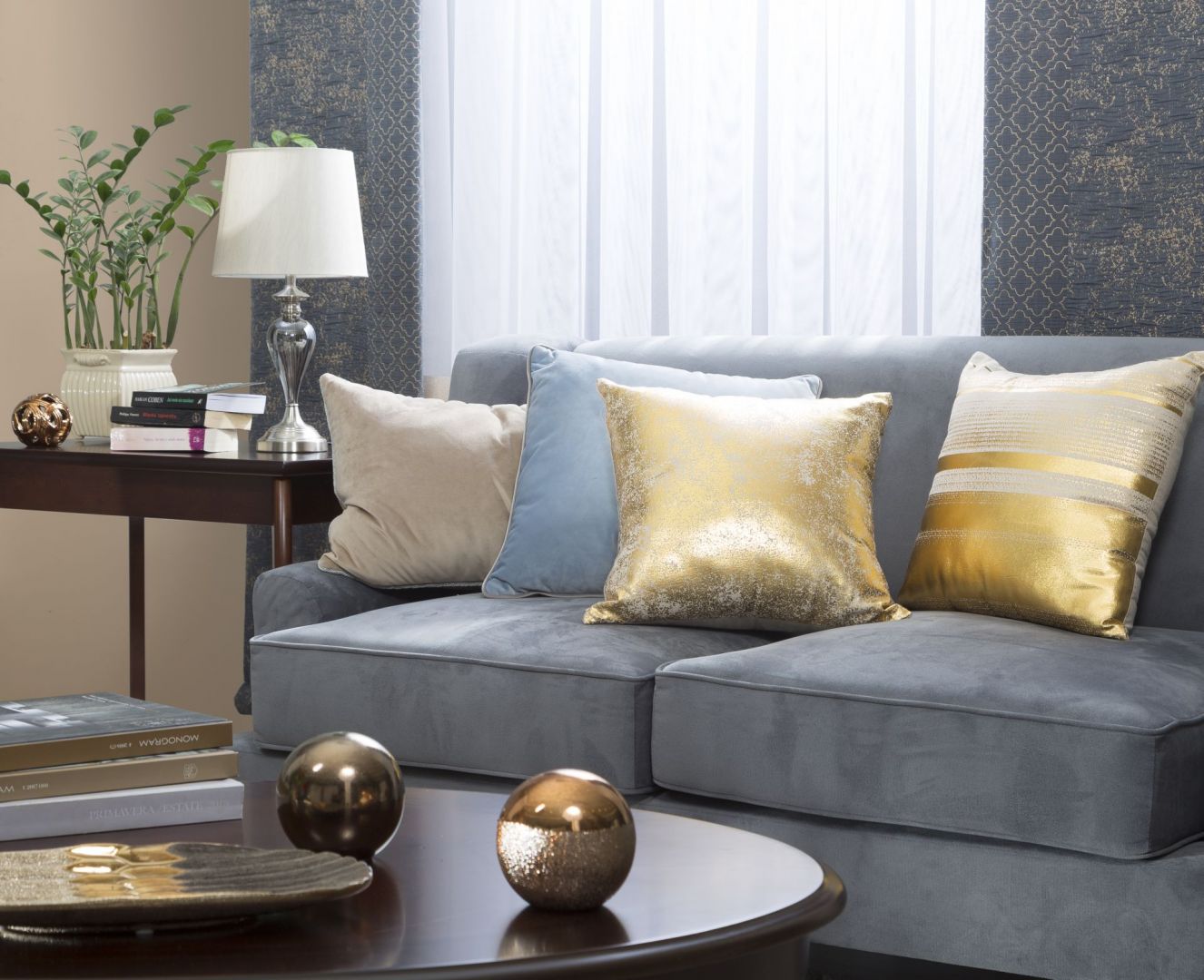 Połyskujące i eleganckie poduszki sprawią, że kanapa będzie bardziej stylowa. Fot. Eurofirany