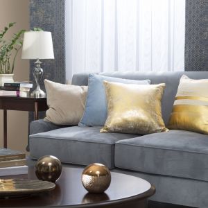 Połyskujące i eleganckie poduszki sprawią, że kanapa będzie bardziej stylowa. Fot. Eurofirany