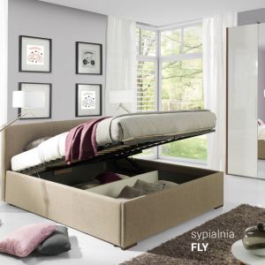 Kolekcja Fly z dyskretnymi przeszyciami to dobry wybór dla sypialni pełniącej rolę domowego zacisza. Świetnie wypadnie w kompozycji z pikowaną pufą. Fot. Wajnert Meble 