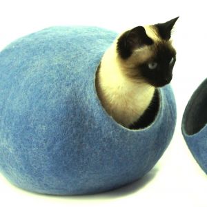 Wykonana z filcu klatka dla kota zabezpieczy sofę przed zabrudzeniem, i zapewni komfortowe miejsce do spania dla zwierzaka. Fot. DaWanda 