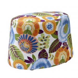 Kolorowy puf Nap wykończony jest tkaniną w wielobarwne kwiaty. Ożywi każde wnętrze. Może służyć jako mebel do siedzenia, podręczny stolik, jak również podnóżek. Fot. Swarzędz Home