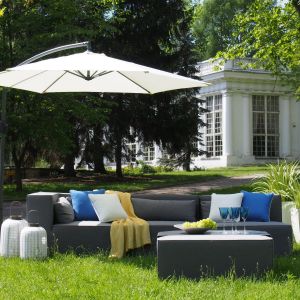 Sofa ogrodowa z kolekcji "Maxwell" firmy Miloo. Fot. Miloo