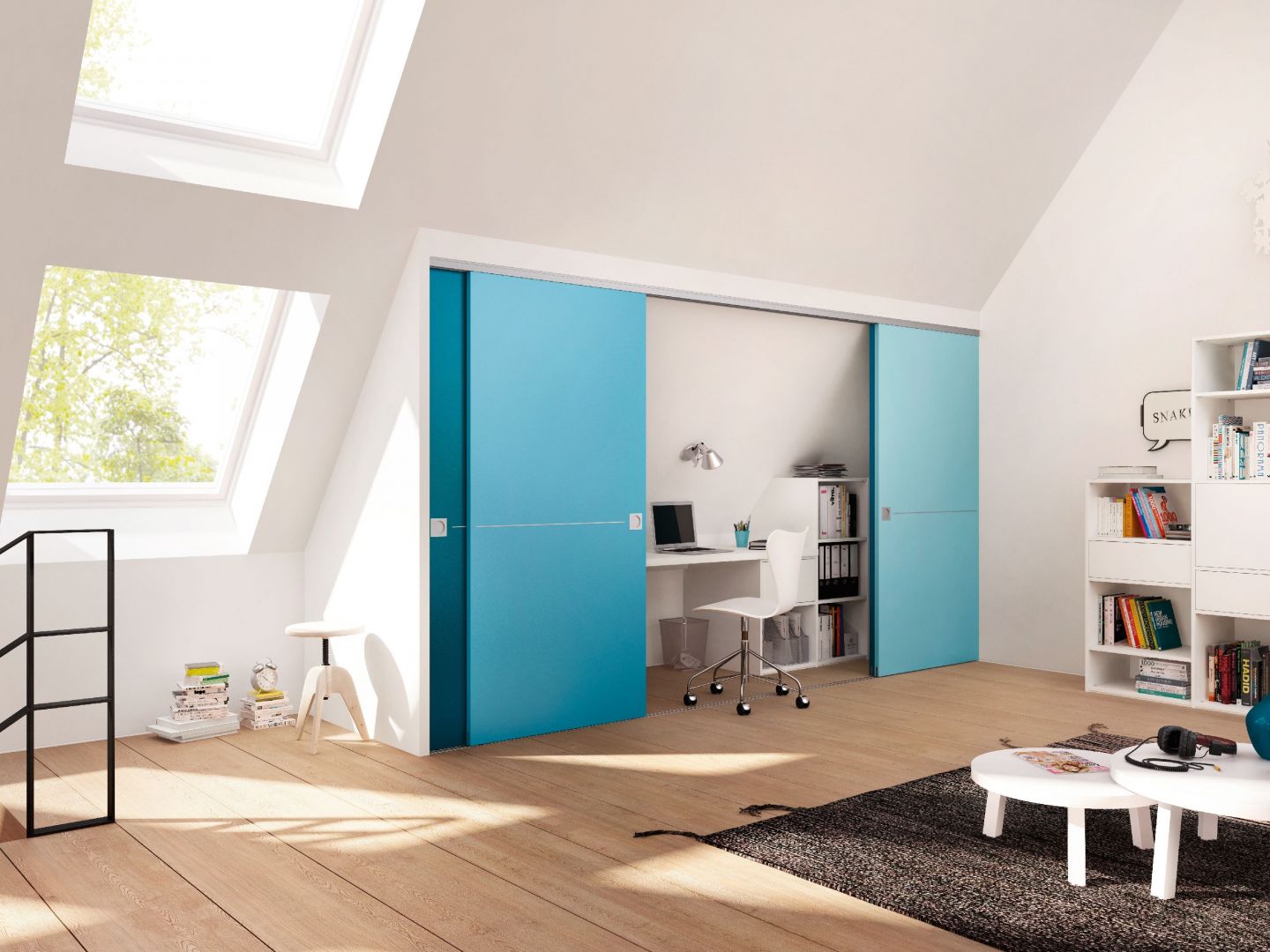 Miejsce pod wnękami możemy zaaranżować także na domowe biuro. Fronty szafy możemy wykorzystać jako element dekoracyjny wnętrza. Fot. Raumplus 