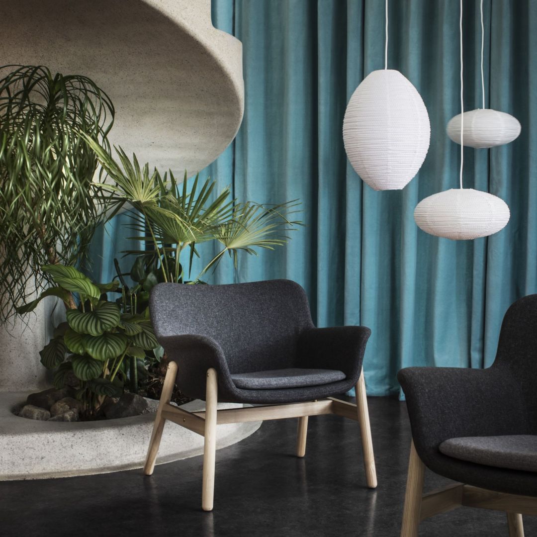 Fotel Vedbo o minimalistycznych kształtach. Fot. IKEA