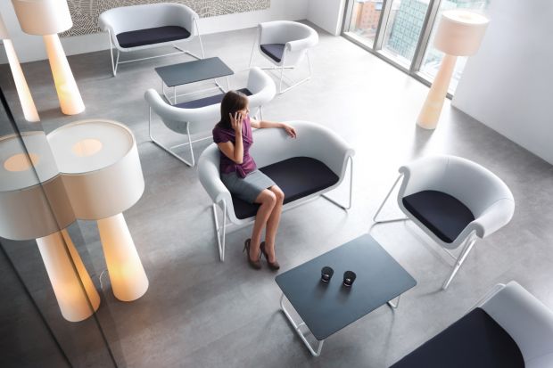 Krzesło, fotel, sofa to niezbędne meble w recepcji i poczekalni biura każdej firmy. Zobacz, jakie modele wybrać, aby przestrzeń biurowa była funkcjonalna i estetyczna.