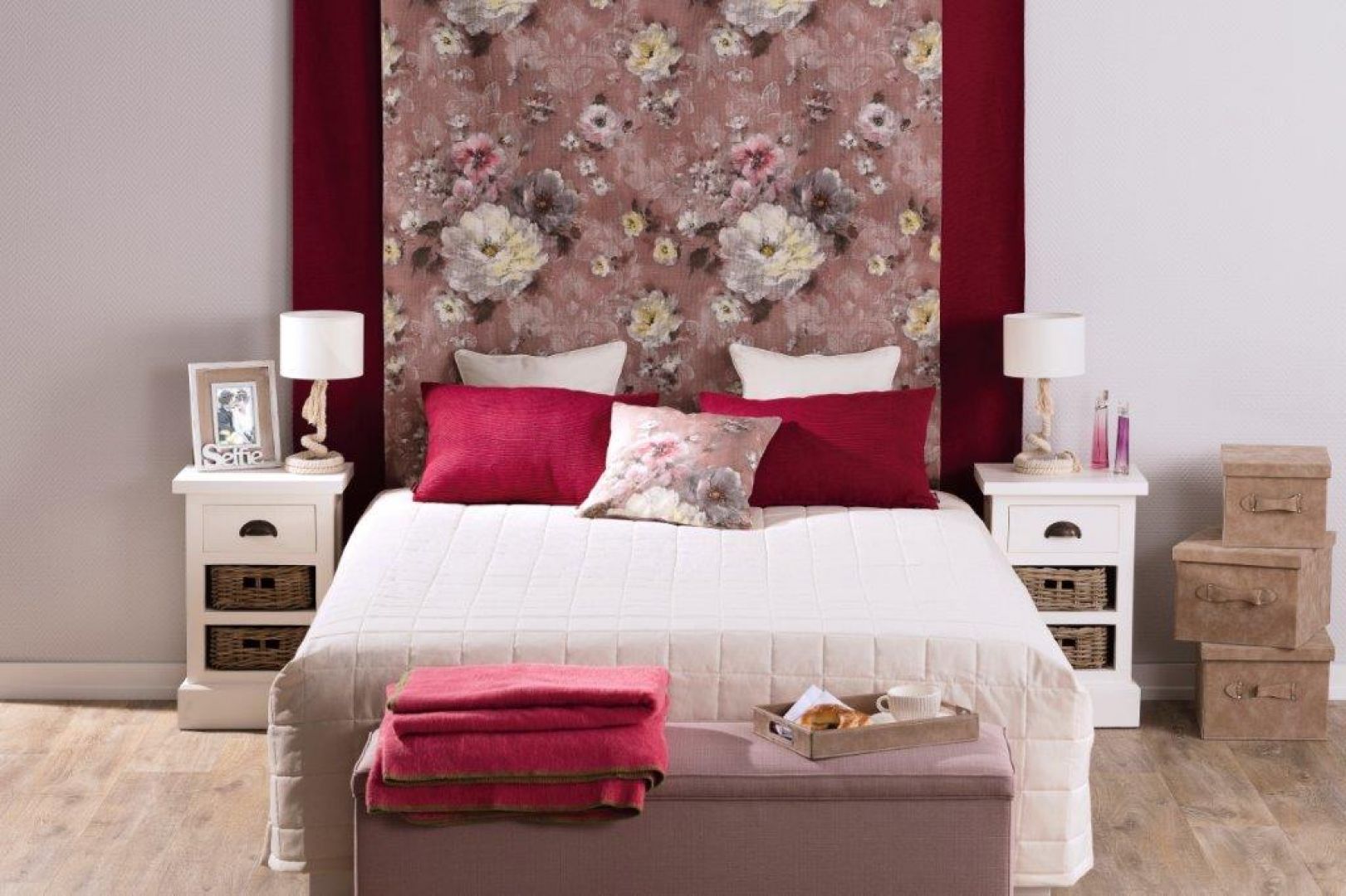 Kolekcja Monet&Granada wprowadzi sypialni kobiecy, romantyczny styl. Fot. Dekoria.pl