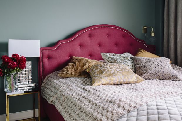 Piękne tapicerowane łóżko, dodatki w stylu glamour - to tylko nieliczne z elementów, jakie można zobaczyć w sypialni znanej blogerki Uli Michalak. Zobaczcie całe wnętrze!