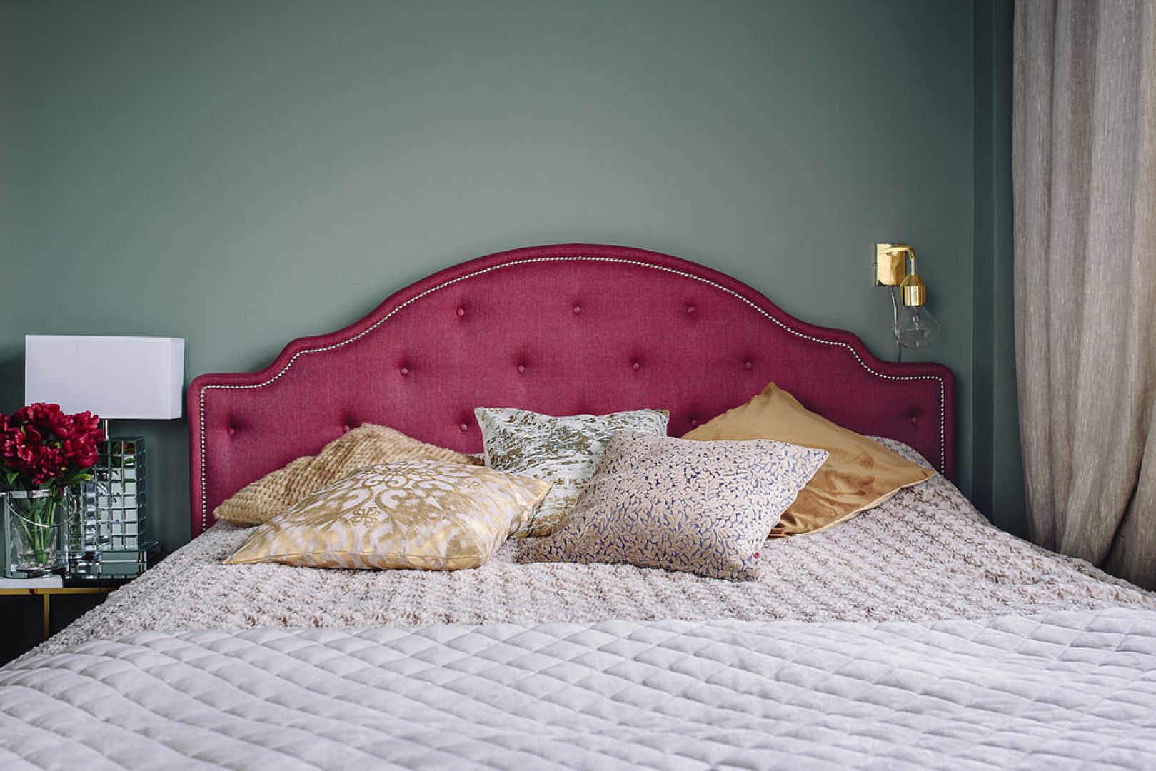 Łóżko Flores wprowadza do wnętrza styl glamour. Fot. Interiors Design Blog 