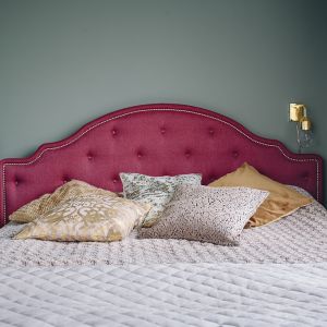 Łóżko Flores wprowadza do wnętrza styl glamour. Fot. Interiors Design Blog 