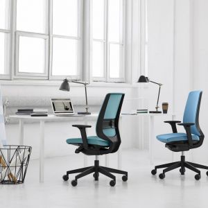 Krzesła tapicerowane to najprostszy sposób na wprowadzenie co biura koloru. Fot. Everspace 