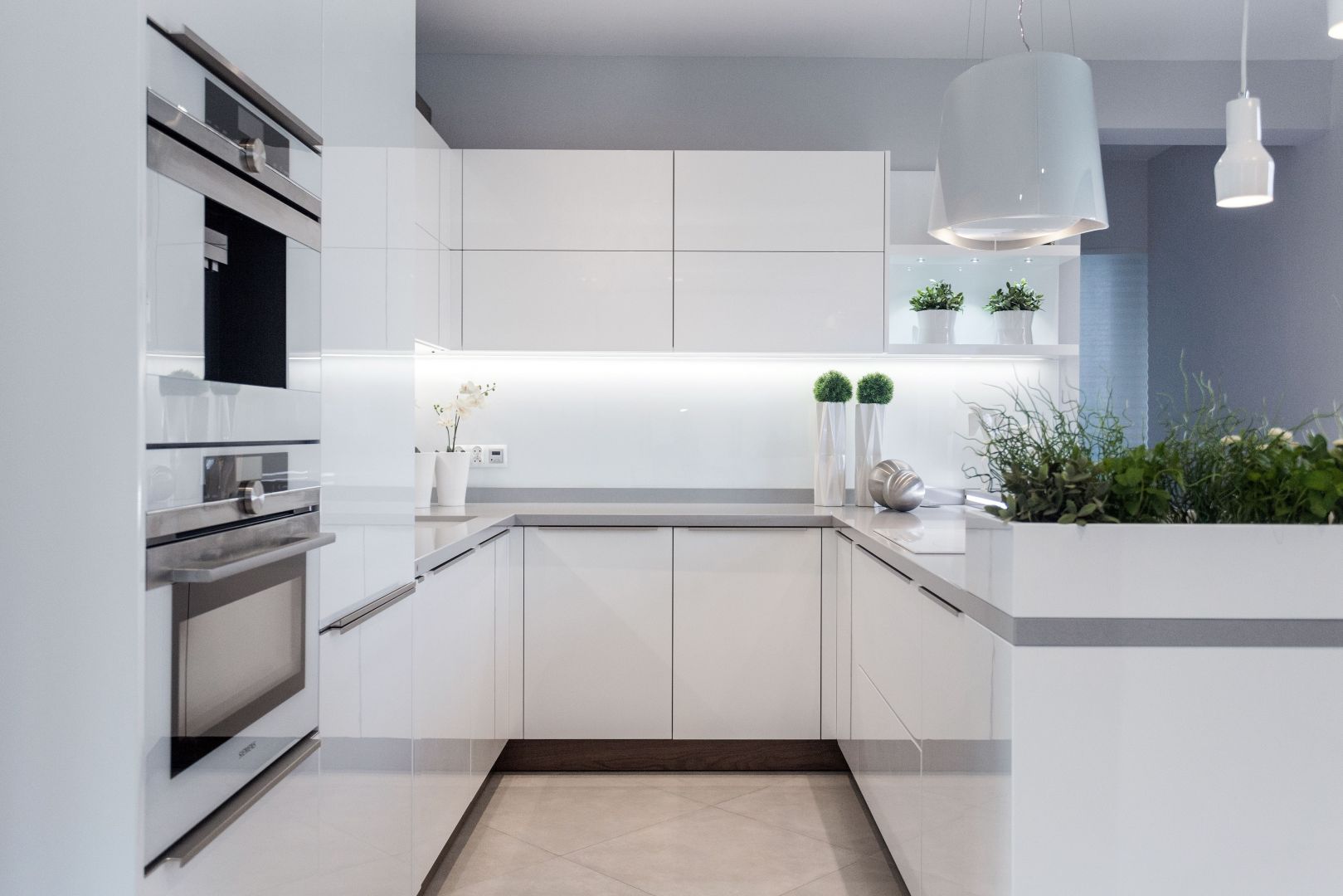 Wysoka zabudowa kuchenna również doskonale wygląda w bieli. Fot. Vigo/Max Kuchnie