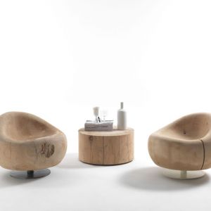 "Maui" - stolik i fotele z litego drewna znanej włoskiej marki Riva 1920. Fot. Riva 1920