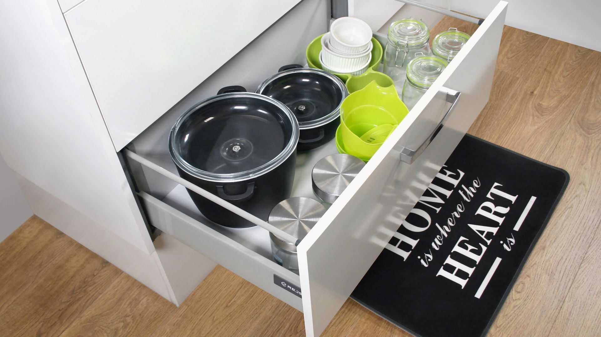 Przechowywanie w kuchni: wybierz praktyczne szuflady