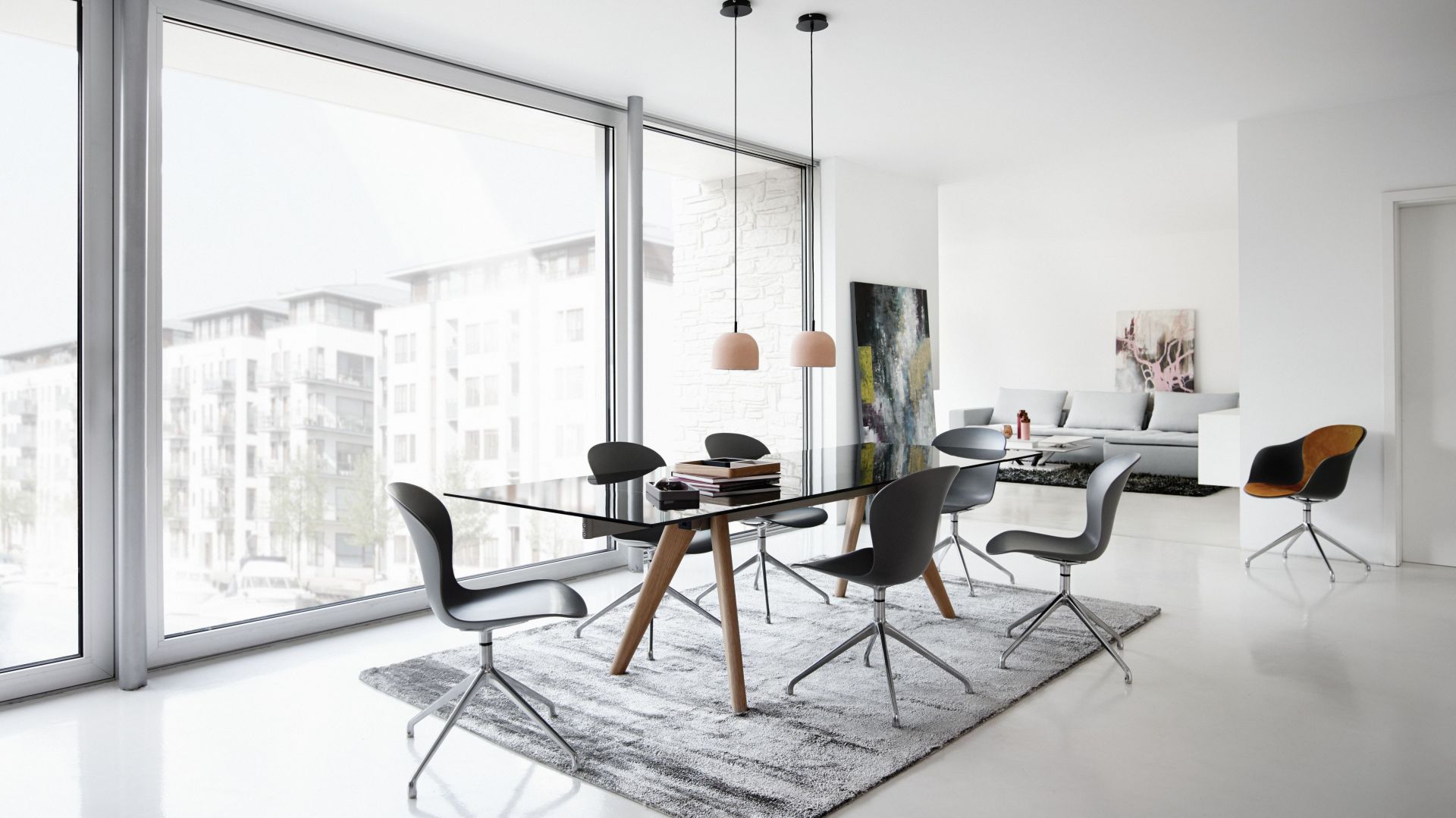 Stół Monza ze szklanym blatem oraz krzesła Adelaide marki BoConcept. Fot. BoConcept