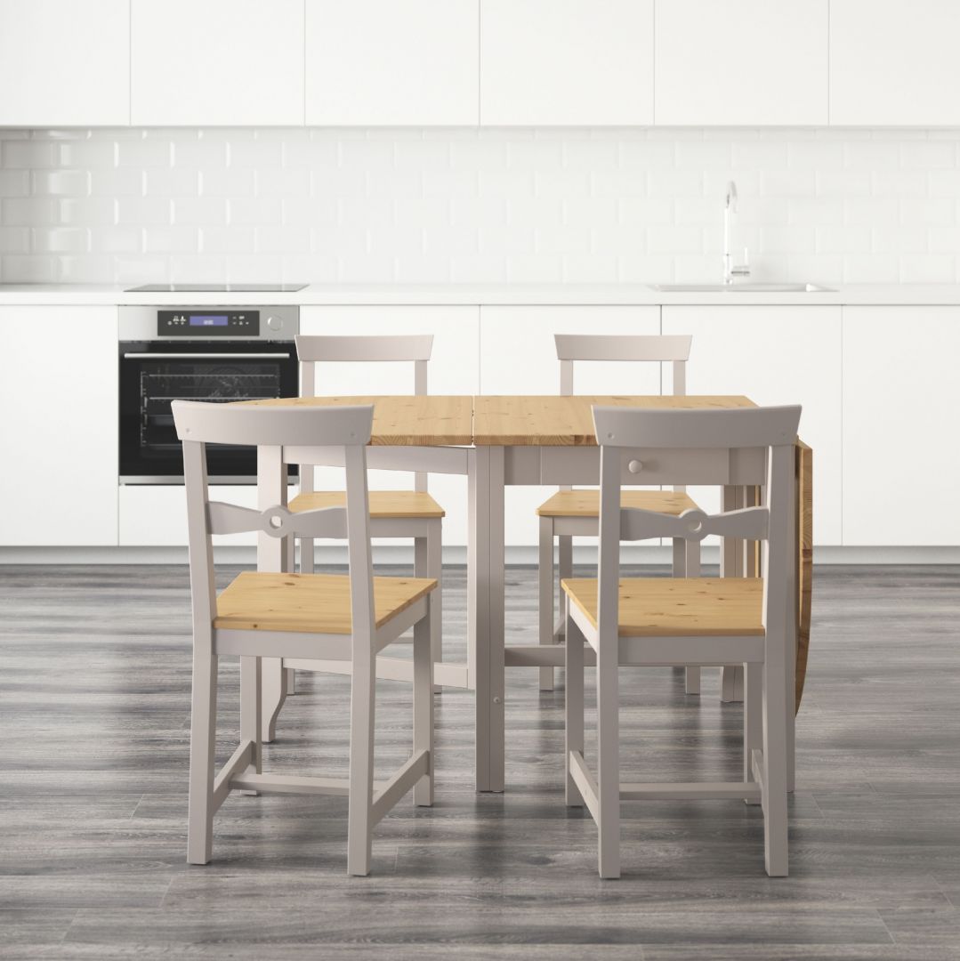 Prosty stół z krzesłami. Fot. IKEA