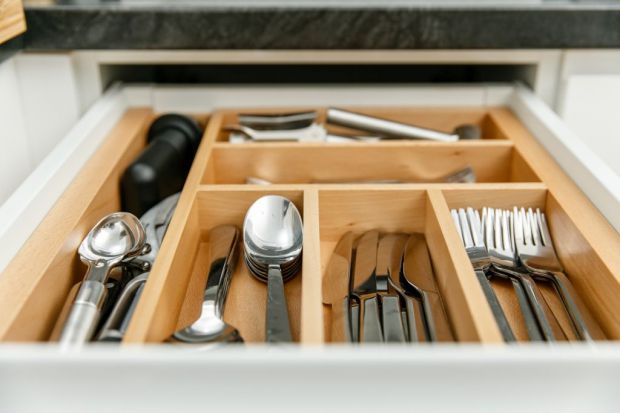 Źle zaplanowane wnętrze szuflady może stać się źródłem chaosu nawet w starannie zorganizowanej kuchni. Kilka naprędce wrzuconych przedmiotów wystarczy, by zamienić funkcjonalne miejsca w rupieciarnię. W utrzymaniu porządku mogą pomóc organ
