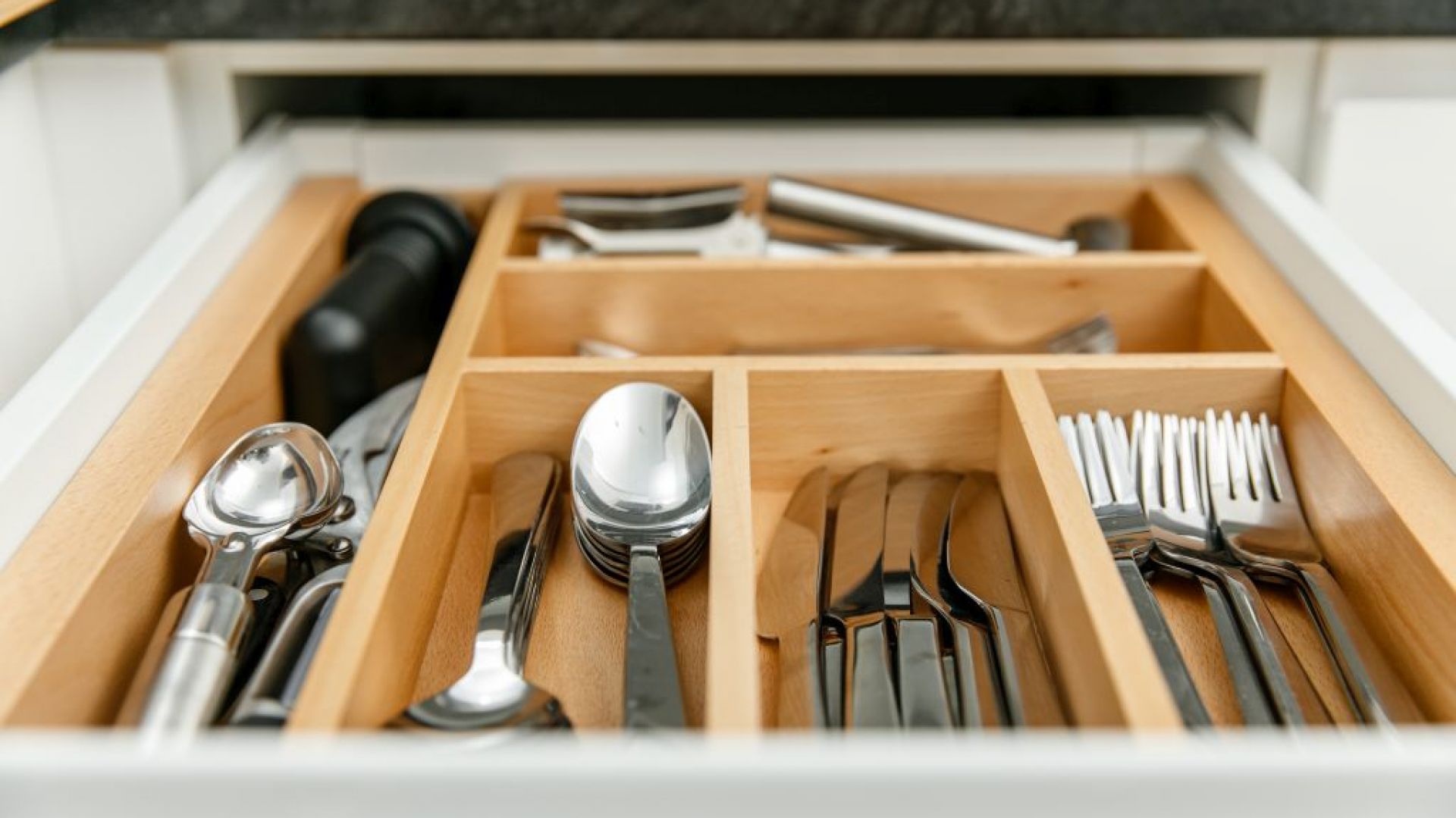 Organizery do szuflad - sposób na bałagan w kuchni