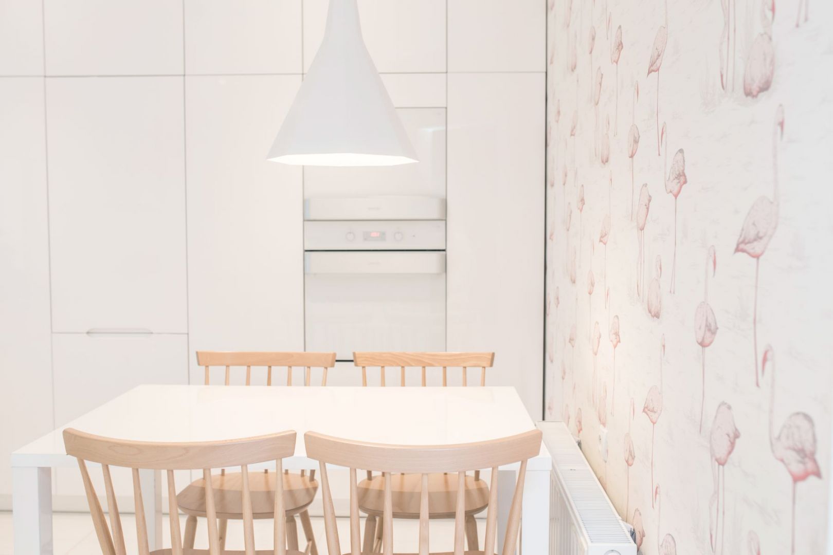 Projekt wnętrza: Louba. W tym mieszkaniu dominuje biel i jasne odcienie drewna. Taka jest też kuchnia - jasna, rozświetlona, romantyczna...