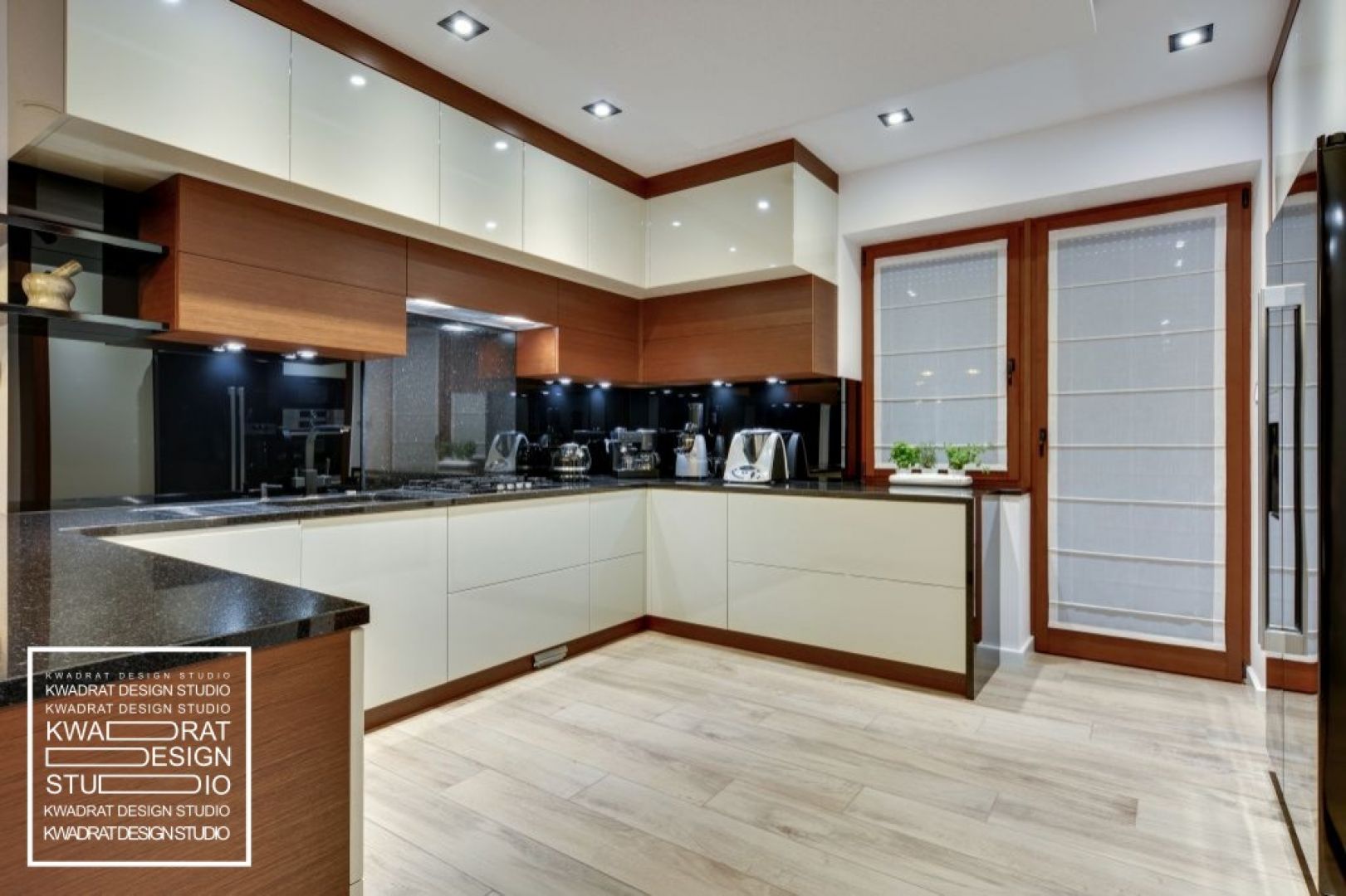 Prostota i funkcjonalność oraz połączenie bieli z kolorami drewna to główne wyznaczniki kuchni zaprojektowanej przez Kvadrat Design Studio. 