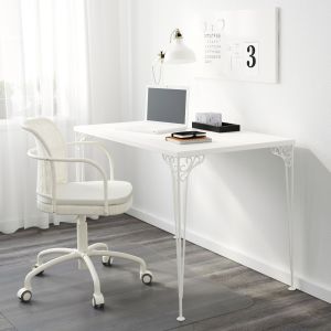 Delikatne biurko w romantycznym stylu nie przytłoczy nawet ciasnego pomieszczenie. Fot. IKEA
