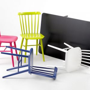 Kolorowe krzesła z kolekcji Ironica. Fot. TON