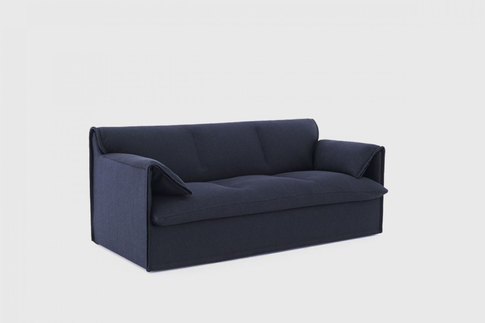 Tę granatową sofę zaprojektowali dla firmy Comforty Maja Ganszyniec i Krystian Kowalski. Fot. Comforty