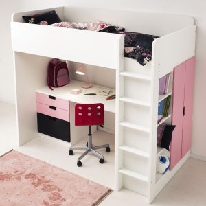 Łóżko marki IKEA zawiera nie tylko legowisko, ale też biurko, półki i minigarderobę. Fot. IKEA 