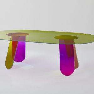 Stół wykonany w całości z barwionego szkła. Fot. Glass Italia