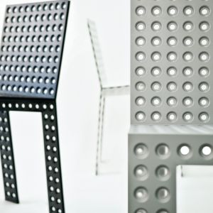 Krzesło projektu Oskara Zięty wykonane z blachy stalowej.