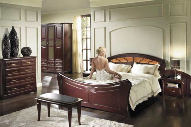 Szafy w kolorach drewna są niezmiennie chętnie wybierane jako element wyposażenia sypialni. Nadają im przytulny, komfortowy charakter, a przy tym są bardzo praktyczne. Równie dobrze wpisują się w styl rustykalnych, klasycznych, jak i nowoczesnych 