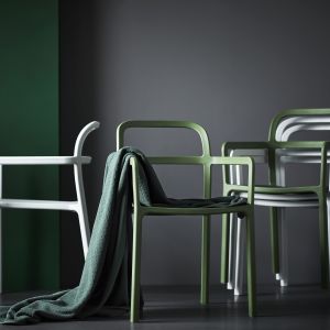Krzesło z podłokietnikami z kolekcji "Ypperling" firmy IKEA. Projekt: Hay. Fot. IKEA