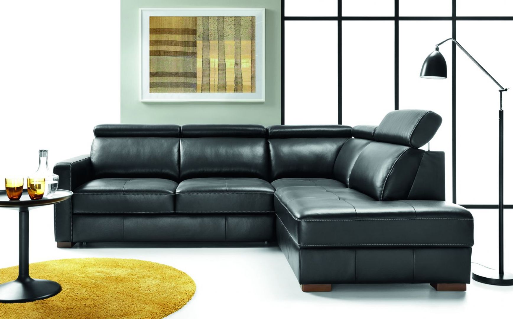 Skórzana sofa dobrze prezentuje się w czerni. Fot. Etap Sofa